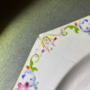 A pair of Chinese octagonal famille rose 'peacock' chargers, Qianlong — 照片 4