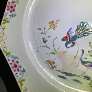 A pair of Chinese octagonal famille rose 'peacock' chargers, Qianlong — 照片 5