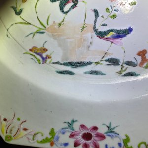 A pair of Chinese octagonal famille rose 'peacock' chargers, Qianlong — 照片 6
