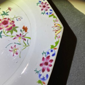 A pair of Chinese octagonal famille rose 'peacock' chargers, Qianlong — 照片 9