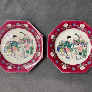 A pair of Chinese octagonal famille rose 'ruby border' plates, Yongzheng — photo 4