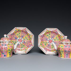 A pair of Chinese octagonal famille rose teapots on stands, Yongzheng — 照片 1