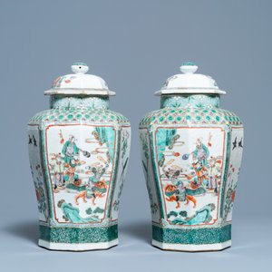 A pair of Chinese octagonal famille verte vases and covers, 19th C. — 照片 3