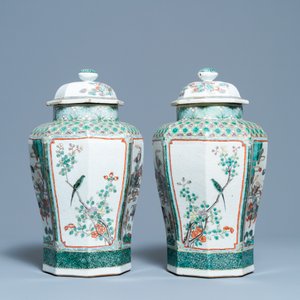 A pair of Chinese octagonal famille verte vases and covers, 19th C. — 照片 4