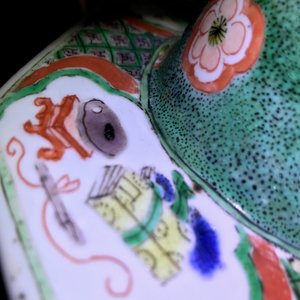 A pair of Chinese octagonal famille verte vases with birds and flowers, Kangxi — photo 13