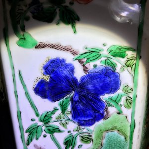 A pair of Chinese octagonal famille verte vases with birds and flowers, Kangxi — photo 7