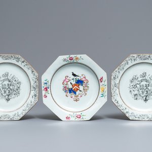 A pair of Chinese octagonal grisaille Birckbeck armorial plates and a famille rose 'Laroche' plate, Qianlong — 照片 1