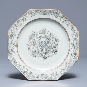A pair of Chinese octagonal grisaille Birckbeck armorial plates and a famille rose 'Laroche' plate, Qianlong — 照片 2