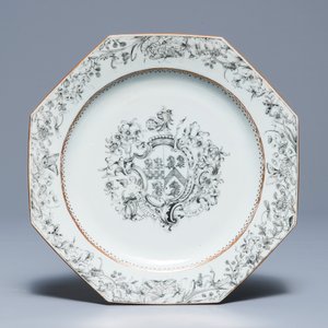 A pair of Chinese octagonal grisaille Birckbeck armorial plates and a famille rose 'Laroche' plate, Qianlong — 照片 4