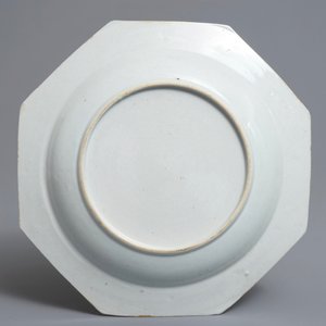A pair of Chinese octagonal grisaille Birckbeck armorial plates and a famille rose 'Laroche' plate, Qianlong — 照片 7