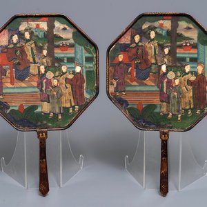 A pair of Chinese octagonal lacquer-handled fans, Canton, 19th C — photo 1