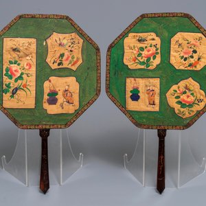 A pair of Chinese octagonal lacquer-handled fans, Canton, 19th C — photo 2