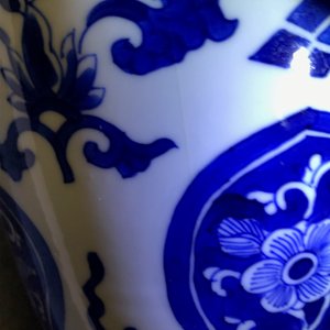 A pair of Chinese olive-shaped blue and white covered jars, Kangxi — 照片 18