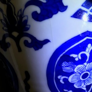 A pair of Chinese olive-shaped blue and white covered jars, Kangxi — 照片 19