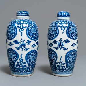 A pair of Chinese olive-shaped blue and white covered jars, Kangxi — 照片 4