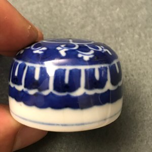 A pair of Chinese olive-shaped blue and white covered jars, Kangxi — 照片 9