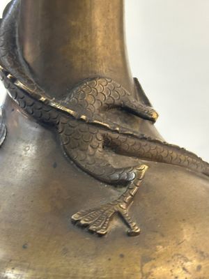 A pair of Chinese or Vietnamese gold-splashed bronze garlic-mouth 'dragon' vases, with seal mark, 17/18th C. — foto 17