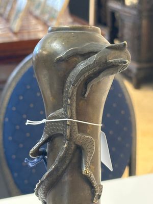 A pair of Chinese or Vietnamese gold-splashed bronze garlic-mouth 'dragon' vases, with seal mark, 17/18th C. — foto 3