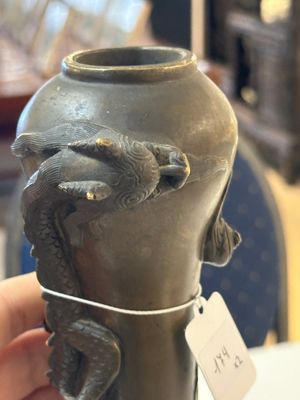 A pair of Chinese or Vietnamese gold-splashed bronze garlic-mouth 'dragon' vases, with seal mark, 17/18th C. — foto 4
