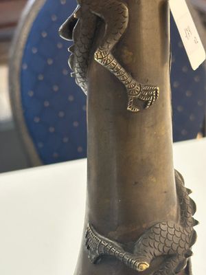 A pair of Chinese or Vietnamese gold-splashed bronze garlic-mouth 'dragon' vases, with seal mark, 17/18th C. — foto 5