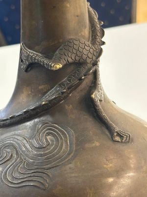 A pair of Chinese or Vietnamese gold-splashed bronze garlic-mouth 'dragon' vases, with seal mark, 17/18th C. — foto 6