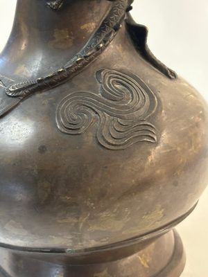 A pair of Chinese or Vietnamese gold-splashed bronze garlic-mouth 'dragon' vases, with seal mark, 17/18th C. — foto 7