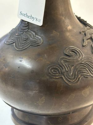 A pair of Chinese or Vietnamese gold-splashed bronze garlic-mouth 'dragon' vases, with seal mark, 17/18th C. — foto 9