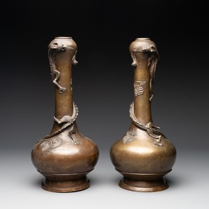 A pair of Chinese or Vietnamese gold-splashed bronze garlic-mouth 'dragon' vases, with seal mark, 17/18th C. — foto 1