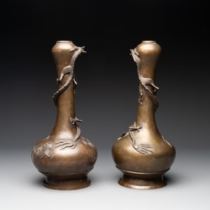 A pair of Chinese or Vietnamese gold-splashed bronze garlic-mouth 'dragon' vases, with seal mark, 17/18th C. — foto 2
