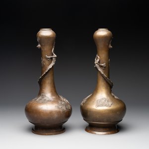 A pair of Chinese or Vietnamese gold-splashed bronze garlic-mouth 'dragon' vases, with seal mark, 17/18th C. — foto 3