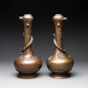 A pair of Chinese or Vietnamese gold-splashed bronze garlic-mouth 'dragon' vases, with seal mark, 17/18th C. — foto 4