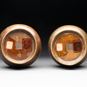 A pair of Chinese or Vietnamese gold-splashed bronze garlic-mouth 'dragon' vases, with seal mark, 17/18th C. — foto 6