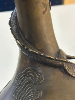 A pair of Chinese or Vietnamese gold-splashed bronze garlic-mouth 'dragon' vases, with seal mark, 17/18th C. — photo 16