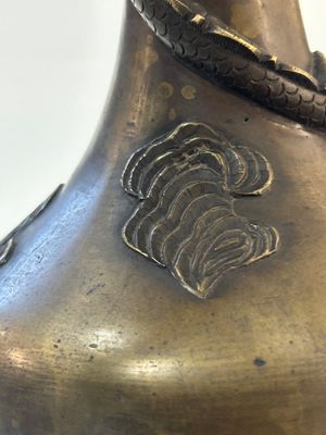 A pair of Chinese or Vietnamese gold-splashed bronze garlic-mouth 'dragon' vases, with seal mark, 17/18th C. — photo 18