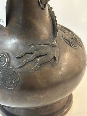 A pair of Chinese or Vietnamese gold-splashed bronze garlic-mouth 'dragon' vases, with seal mark, 17/18th C. — photo 8