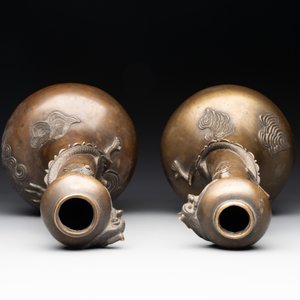 A pair of Chinese or Vietnamese gold-splashed bronze garlic-mouth 'dragon' vases, with seal mark, 17/18th C. — photo 5