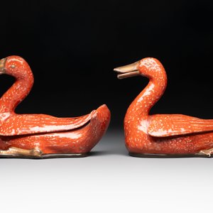 A pair of Chinese partly gilt coral-red-glazed models of ducks on wooden stands, 20th C. — photo 3