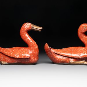 A pair of Chinese partly gilt coral-red-glazed models of ducks on wooden stands, 20th C. — photo 5