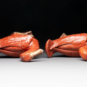 A pair of Chinese partly gilt coral-red-glazed models of ducks on wooden stands, 20th C. — photo 6