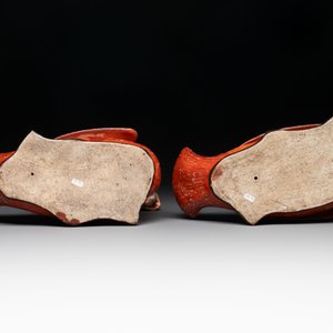 A pair of Chinese partly gilt coral-red-glazed models of ducks on wooden stands, 20th C. — photo 7
