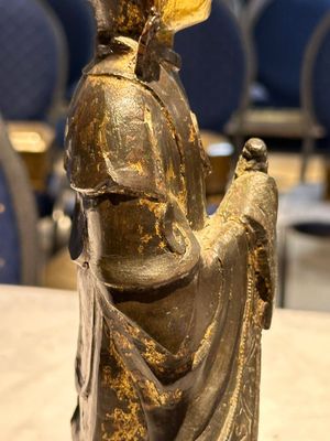 A pair of Chinese partly lacquered and gilt bronze figures of female attendants, Ming — photo 6