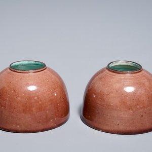 A pair of Chinese peachbloom-glazed brush washers, Kangxi — 照片 1