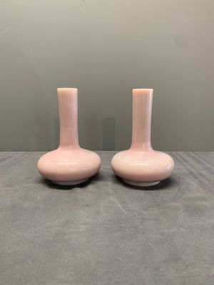 A pair of Chinese pink Peking glass bottle vases, Qing — photo 1