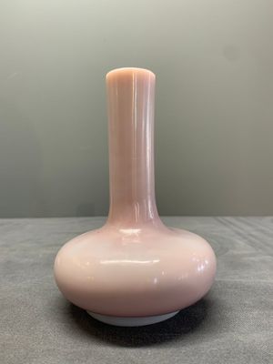 A pair of Chinese pink Peking glass bottle vases, Qing — photo 2