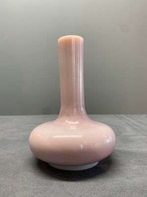 A pair of Chinese pink Peking glass bottle vases, Qing — photo 3