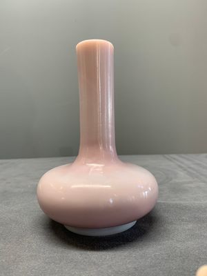 A pair of Chinese pink Peking glass bottle vases, Qing — photo 4