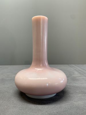 A pair of Chinese pink Peking glass bottle vases, Qing — photo 5