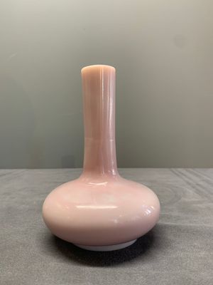 A pair of Chinese pink Peking glass bottle vases, Qing — photo 8