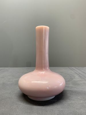 A pair of Chinese pink Peking glass bottle vases, Qing — photo 10