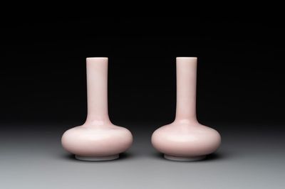 A pair of Chinese pink Peking glass bottle vases, Qing